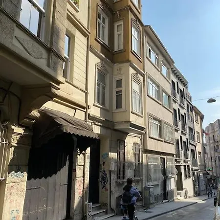 Bright And Cosy At The Heart Of Tomtom District Istanbul