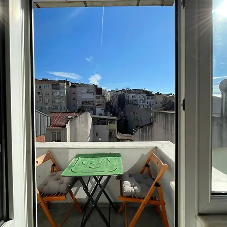 Apartment Bright And Cosy At The Heart Of Tomtom District Istanbul